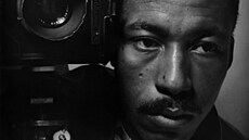 Fotograf, re�isér, skladatel a básník Gordon Parks