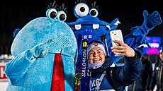 Spokojená Ingrid Landmark Tandrevoldová se fotí s novom�stskými maskoty po...