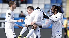 Liberecký záloník Ahmad Ghali skáe do nárue autorovi gólu Denisi Viinskému.