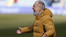 Trenér Petr Rada ud�luje pokyny svým sv��enc�m z Dukly.