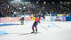 EXTRA TLAK. Sturla Laegreid vyráel do sprintu ve luto-erveném ísle pro...