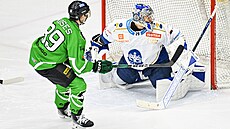 Mladoboleslavský Stephen Moses p�ekonává kladenského branká�e �t�pána Luke�e u�...