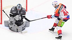 Karlovarský branká� Dominik Frodl bezpe�n� chytá st�elu pardubického úto�níka...