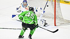 Kladenský branká tpán Luke inkasuje tetí gól, tentokrát z hokejky Filipa...