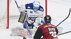 Michal Postava bezpe�n� brání brn�nskou bránu p�ed Michalem �epíkem ze Sparty.