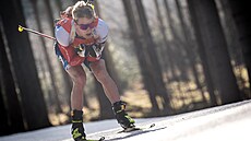 Tomá Mikyska ve své zkrácené kombinéze na trati stíhaky v Novém Mst.