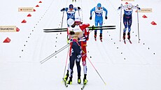 Johannes Hösflot Klaebo a Erik Valnes se radují v cíli ze zlata z mistrovství...