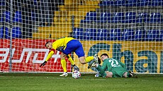 Zlínský útoník Tomá Poznar v akci proti Prostjovu, vedle nj leící branká...