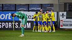 Radost zlínských fotbalist po tref v utkání s Prostjovem.