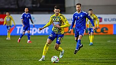 Zlínský fotbalista David Tká vede balon pi utkání s Prostjovem.