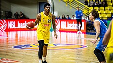Opavský basketbalista Robert Howard v akci proti Olomoucku.