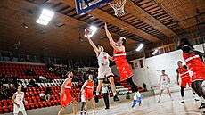 Radovan Mrázek se sna�í prosadit pod ko�em v duelu s Pardubicemi.