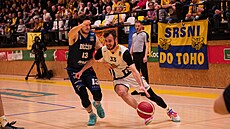 Písecký basketbalista Kevin Týml v akci proti D��íná.
