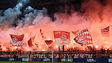 Nat�ení fanou�ci Bayernu Mnichov p�ed zápasem s Leverkusenem.
