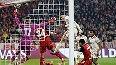 Jamal Musiala hlavi�kuje v utkání proti Bayeru Leverkusen.