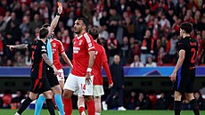 Barcelonský stoper Pau Cubarsí dostává v osmifinále Ligy mistr� �ervenou kartu.