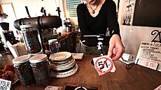 Baristka rozdává v kavárn� v kanadském Torontu samolepku, která vyjad�uje odpor...