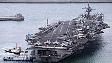 Americká letadlová lo� Carl Vinson zakotvila v jihokorejském Pusanu. (2. b�ezna...