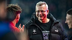 Slávistický �éf Jaroslav Tvrdík se p�ed derby na Letné zdraví s úto�níkem...
