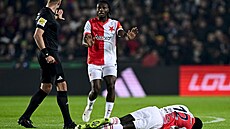 Slávistický obránce El Hadji Malick Diouf (na zemi) má po derby na Spartě...