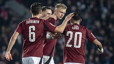 Sparťanský obránce Jaroslav Zelený se spoluhráči po vedoucím gólu v derby se...