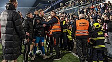 Dohra derby na Letné. Spor mezi hrái Slavie a fanouky Sparty eila ochranka.
