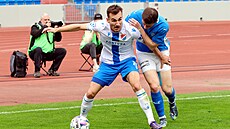 Ostravský úto�ník Filip Kubala bojuje o mí� s mladoboleslavským Denisem Donátem.