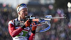 Vít�zslav Hornig st�ílí b�hem mu�ské �tafety v Novém M�st�.