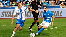 Ostravský zálo�ník Ji�í Boula (vlevo) nahání mí� spolu s Ylldrenem Ibrahimajem.