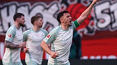 Milo Veljkovi z Brém se raduje z gólu proti Leverkusenu.