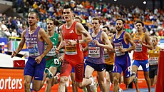George Mills z Velké Británie a Jakob Ingebrigtsen z Norska bí v ele závodu...