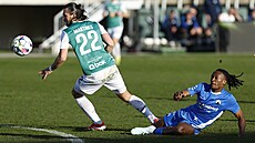 Jablonecký Jakub Martinec se otá�í za balonem b�hem utkání proti Liberci.