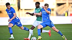 Liberecký Jan Mikula (vpravo) se tla�í za balonem b�hem utkání proti Jablonci.