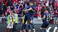 Fotbalisté Bochumi se radují z gólu proti Bayernu Mnichov.