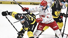 Litvínovský David Ka�e (vlevo) a t�inecký Libor Hudá�ek bojují o puk ve druhém...