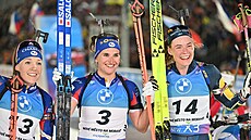 Francouzky Océane Michelonová, Julia Simonová a �védka Hanna Öbergová se radují...