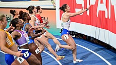 Karolína Ma�asová (s �íslem 5) v cíli semifinále sprintu na 60 metr� na halovém...
