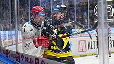 Litvínovský Nicolas Hlava (vpravo) dohrává u mantinelu Tomáe Kundrátka z...