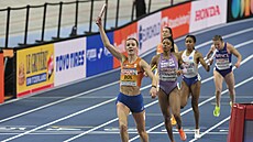 Nizozemka Femke Bolová se raduje z vítzství v enské tafet na 4x400 metr na...