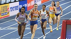 Lurdes Gloria Manuel (v bílém dresu) b�í �enskou �tafetu na 4x400 metr� na...