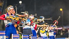 Jessica Jislová a dal�í biatlonistky st�ílí b�hem stíhacího závodu �en v Novém...