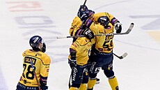 Hokejisté Zlína se radují ze vstelené branky proti Chomutovu.