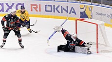 Chomutovský Pavel Jekel zasahuje ve �tvrtfinále play off první ligy proti Zlínu.