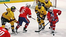 Hokejisté Jihlavy a T�ebí�e se otá�ejí za pukem b�hem �tvrtfinále play off...