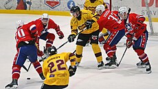 Hokejisté Jihlavy a T�ebí�e bojují o puk ve �tvrtfinále play off první ligy.