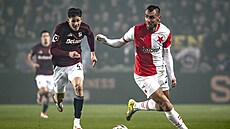 Tomá� Chorý ze Slavie vede balon a sleduje situaci kolem sebe b�hem derby proti...