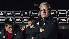 Trenér Sparty Lars Friis sleduje d�ní na trávníku b�hem derby proti Slavii.