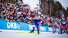 Jessica Jislová b�í �enskou �tafetu v Novém M�st� na Morav�.