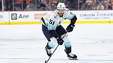 Shane Wright ze Seattlu vede puk bhem utkání proti Philadelphii.