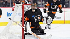 Branká� Philadelphie Samuel Ersson sleduje situaci u své branky b�hem utkání...